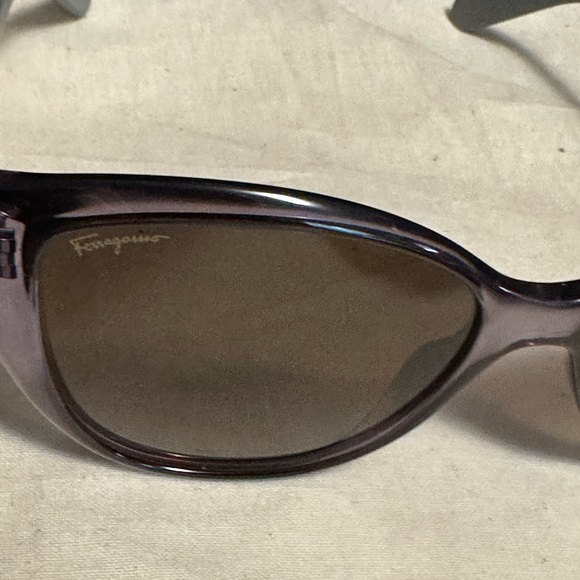 Salvatore Ferragamo sunglasses with pouch and case. In excellent condition. - Picture 7 of 8